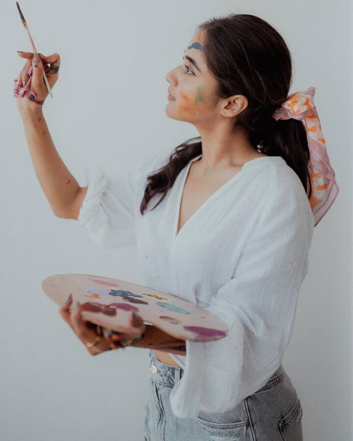 డబ్ స్మాష్, రీల్స్, వీడియోస్, షార్ట్ ఫిల్మ్స్ తో మంచి గుర్తింపు సంపాదించుకుంది.  Image Credit: Deepthi Sunaina/Instagram