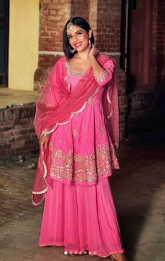 Neha Malik: ਬਿਕਨੀ ਛੱਡ ਕੇ ਦੇਸੀ ਲੁੱਕ 'ਚ ਤਬਾਹੀ ਮਚਾਉਂਦੀ ਨਜ਼ਰ ਆਈ ਨੇਹਾ ਮਲਿਕ, ਕਿਲਰ ਮੁਸਕਰਾਹਟ ਨਾਲ ਲੁੱਟਿਆ ਫੈਨਜ਼ ਦਾ ਦਿਲ