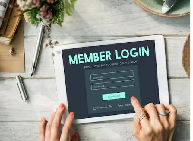 ਅੱਗੇ ਤੁਹਾਨੂੰ ਹੋਮ ਪੇਜ 'ਤੇ For Employees ਦਿਖੇਗਾ , ਜਿਸ 'ਤੇ ਸੇਵਾਵਾਂ ਦਾ ਵਿਕਲਪ ਚੁਣੋ। ਇਸ ਤੋਂ ਬਾਅਦ Know Your UAN ਚੁਣੋ।