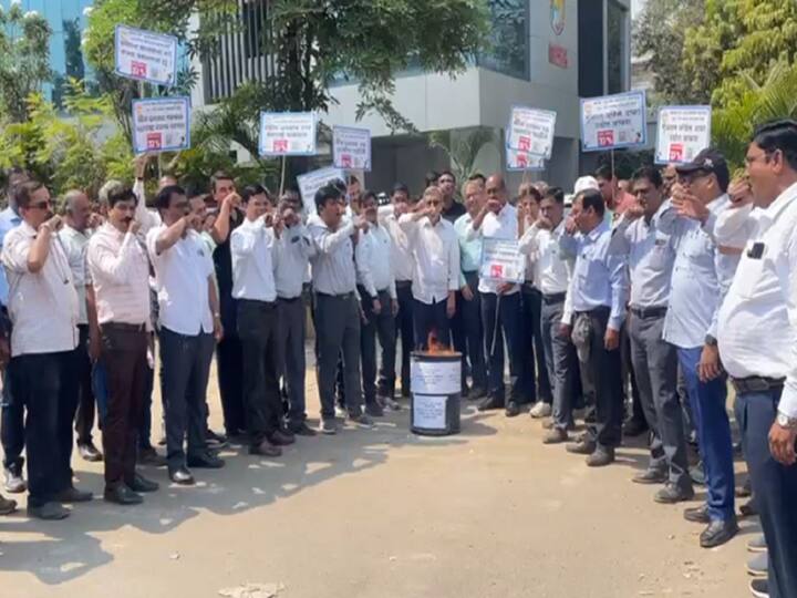 maharashtra News Chhatrapati Sambhajinagar News Entrepreneurs protest against electricity tariff hike proposal Chhatrapati Sambhajinagar: महावितरण हाय हाय...; उद्योजकांचा आंदोलन, वीजदरवाढ प्रस्तावाची केली होळी