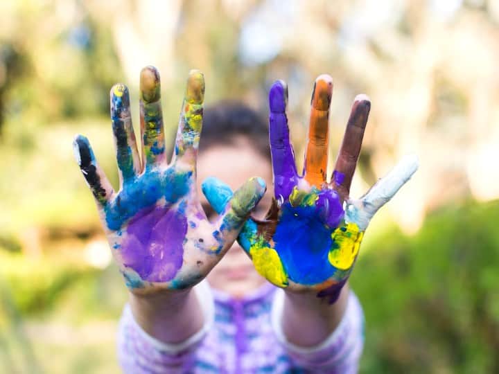 holi 2023 safety tips for kids know how to keep child safe from color and other harmful substances Safe Holi Tips: रंगों की मस्ती में भूल न जाएं बच्चों का ख्याल, इस तरह मनाएं मौज-मस्ती और सुरक्षित होली