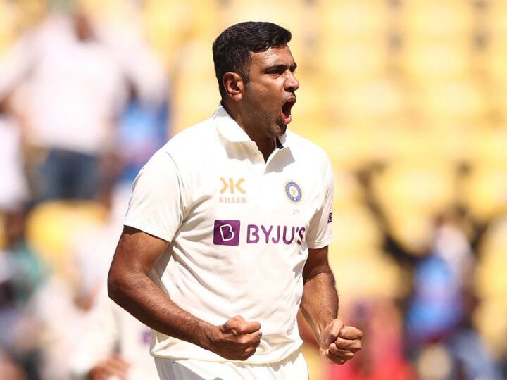 इंदौर टेस्ट मैच की पिच में अभी तक दोनों दिन के पहले सत्र में काफी तेजी से विकेट गिरने का सिलसिला देखने को मिला है. जहां भारतीय टीम ने पहले दिन लंच तक अपने 7 विकेट गंवा दिए थे. वहीं ऑस्ट्रेलियाई टीम ने दूसरे दिन लंच के समय तक 6 विकेट गंवा दिए थे. यदि अश्विन और जडेजा की जोड़ी तीसरे दिन के पहले सत्र में कमाल दिखाने में कामयाब होती है तो भारतीय टीम एक ऐतिहासिक जीत दर्ज करने में कामयाब हो सकती है. (फोटो सोर्स – सोशल मीडिया)