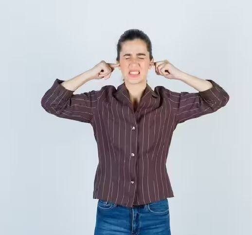 tinnitus ringing in the ears Understand the signs of this disease in time Tinnitus Signs Tinnitus Signs: ਕੰਨ ‘ਚ ਕੁਝ ਆਵਾਜ਼ ਆਉਂਦੀ ਹੈ? ਸਮੇਂ 'ਤੇ ਇਸ ਬਿਮਾਰੀ ਦੇ ਲੱਛਣਾਂ ਨੂੰ ਸਮਝੋ, ਨਹੀਂ ਤਾਂ ਤੁਸੀਂ ਬੋਲੇਪਣ ਦਾ ਸ਼ਿਕਾਰ ਹੋ ਸਕਦੇ ਹੋ