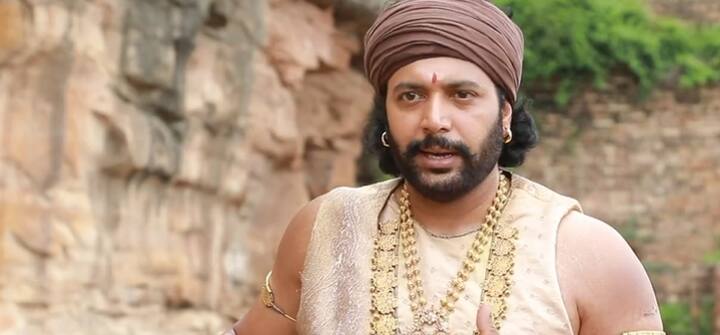 பொன்னியின் செல்வன் என்று அழைக்கப்படும் அருண்மொழிவர்மன், உயிருடன் உள்ளாரா? இல்லையா? என்ற கேள்விக்கு இரண்டாம் பாகம் பதில் சொல்லும்.