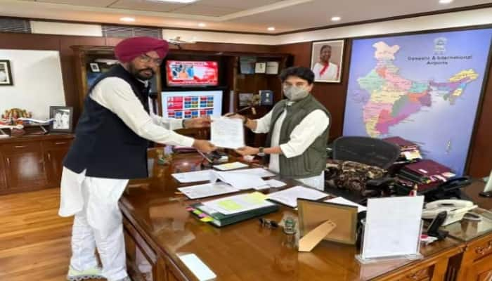 Punjab Cabinet Minister Kuldeep Singh Dhaliwal Meet with Union Civil Aviation Minister Shri Jyotiraditya Scandia Punjab News : ਪੰਜਾਬ ਦੇ ਕੈਬਨਿਟ ਮੰਤਰੀ ਕੁਲਦੀਪ ਧਾਲੀਵਾਲ ਨੇ ਜੋਤੀਰਾਦਿੱਤਿਆ ਸਿੰਧੀਆ ਨਾਲ ਕੀਤੀ ਮੁਲਾਕਾਤ ,ਆਖਿਰ ਕੀ ਹੈ ਵਜ੍ਹਾ ?