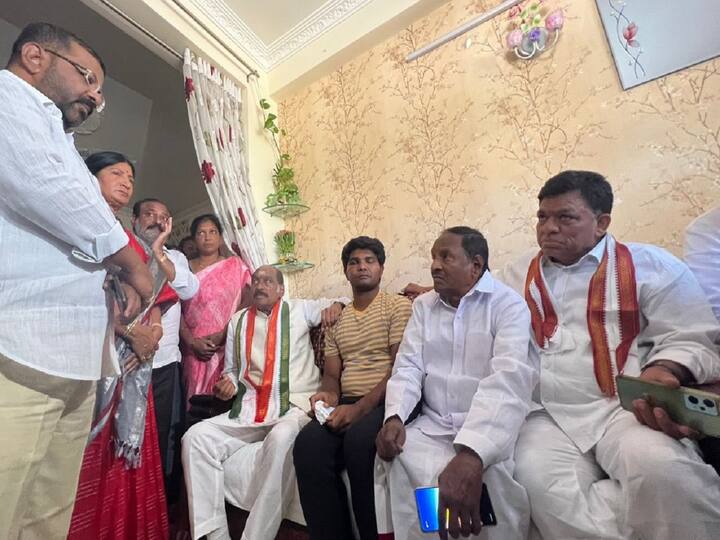 Telangana AICC In-charge Manikrao Thakre Meets Thota Pawan Who Injured in BRS Activists Attack Hanmakonda News: కాంగ్రెస్ ను దెబ్బకొట్టి బీజేపీకి లాభం చేకూర్చడమే బీఆర్ఎస్ లక్ష్యం- మాణిక్ రావు థాక్రే