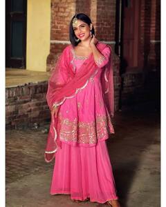 Neha Malik Desi Look: बिकिनी छोड़ देसी लुक में कहर ढहाती नजर आईं नेहा मलिक, किलर स्माइल से लूटा फैंस का दिल