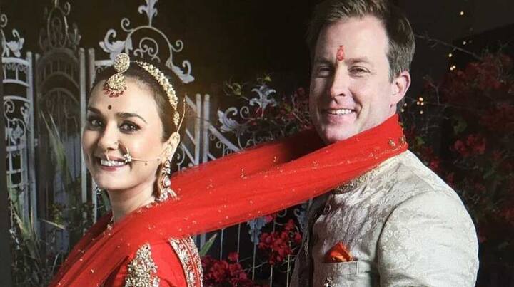 Preity Zinta Wedding Anniversary: ਅਦਾਕਾਰਾ ਪ੍ਰੀਤੀ ਜ਼ਿੰਟਾ ਦੇ ਵਿਆਹ ਨੂੰ ਸੱਤ ਸਾਲ ਹੋ ਗਏ ਹਨ। ਅਭਿਨੇਤਰੀ ਨੇ ਇੰਸਟਾ 'ਤੇ ਵੀਡੀਓ ਸ਼ੇਅਰ ਕਰਕੇ ਪਤੀ ਗੁਡਇਨਫ ਨੂੰ ਖਾਸ ਤਰੀਕੇ ਨਾਲ ਵਿਆਹ ਦੀ ਵਰ੍ਹੇਗੰਢ 'ਤੇ ਸ਼ੁਭਕਾਮਨਾਵਾਂ ਦਿੱਤੀਆਂ ਹਨ।