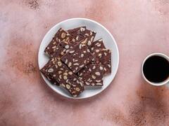 Puffed Rice Chocolate Recipe: अगर आप चॉकलेट लवर हैं तो आप मुरमुरे के साथ मिलाकर एक स्पेशल रेसिपी कर सकते हैं ट्राई