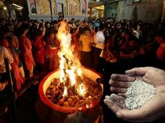 Holika Dahan 2023: होलिका दहन की राख से मिलेगी हर संकट से मुक्ति, करें ये उपाय, मां लक्ष्मी की भी बरसेगी कृपा