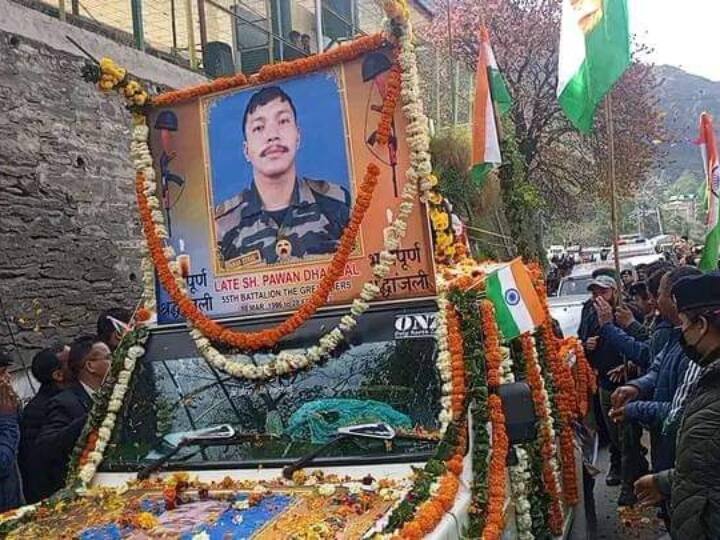 Martyr Pawan Dhangal Funeral in Rampur In Himachal Pradesh Pulwama Encounter ANN Martyr Pawan Dhangal: हिमाचल के शहीद जवान पवन धंगल का हुआ अंतिम संस्कार, देशभक्ति के नारों से गूंजा रामपुर