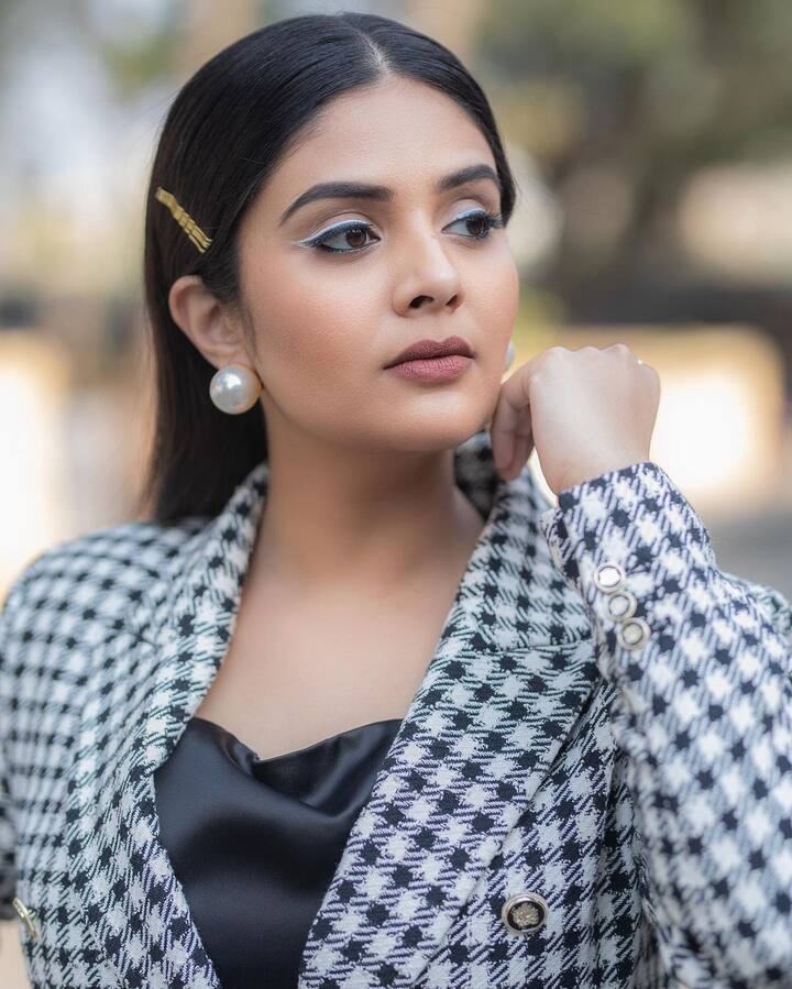 శ్రీముఖి వచ్చిందంటే చాలు సందడే సందడి అనే విధంగా షోని మార్చేస్తుంది.   Image Credit: Sreemukhi/ Instagram
