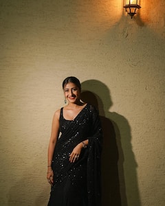 Dhanashree Saree Look: ब्लैक साड़ी में धनश्री का खूबसूरत लुक, आप भी कर सकती हैं इस तरह खुद को तैयार