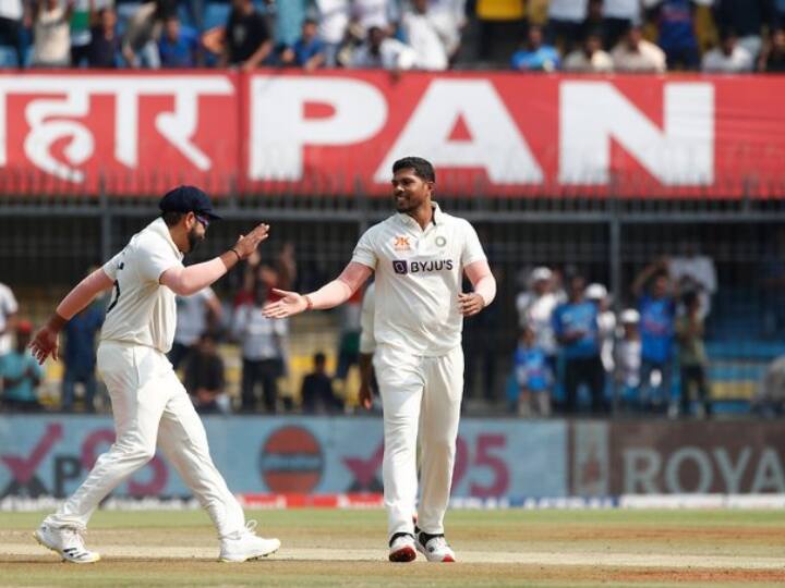 इस टेस्ट मैच में पुरानी गेंद से रिवर्स स्विंग भी मिलते हुए देखने को मिली है और ऐसे में उमेश यादव अपनी तेज गति के साथ कंगारू टीम के लिए खतरा बन सकते हैं और यदि अश्विन-जडेजा ऊपरी क्रम के खिलाड़ियों के विकेट निकालने में कामयाब होती है तो उमेश निचलेक्रम को तेजी के साथ समेट सकते हैं. (फोटो सोर्स – सोशल मीडिया)