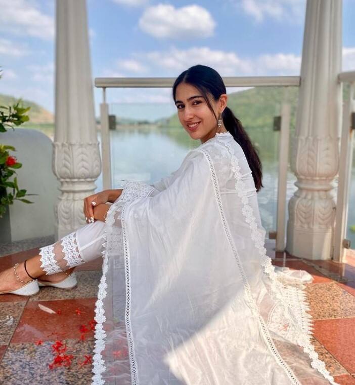 होली पर आप सारा के इस लुक को भी ट्राय कर सकते हैं. व्हाइट कलर के कंफर्टेबल कुर्ते में सारा गजब लग रही हैं.आप भी होली पर इस लुक को ट्रॉय कर स्टाइलिश लग सकती हैं.