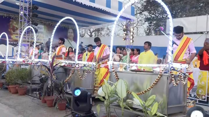 আরতি করার জন্য বসানো হয়েছে অস্থায়ী মঞ্চ। এখান থেকেই এদিন পুরোহিতরা গঙ্গা আরতি করেন।