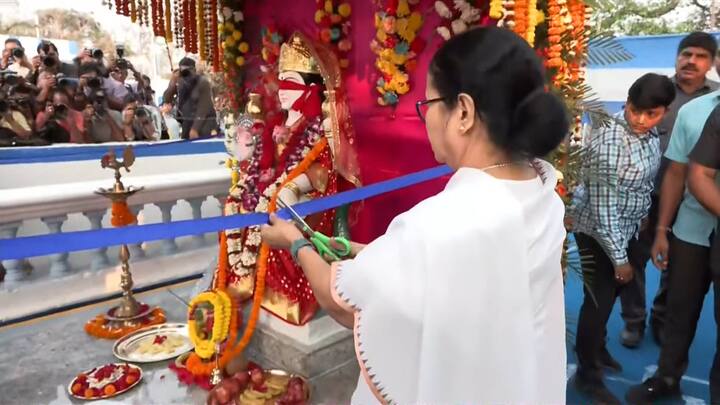 গঙ্গা আরতির জন্য তৈরি হয়েছে মা গঙ্গার অস্থায়ী মন্দির। বসেছে মূর্তি। এদিন এই মন্দিরে প্রথমে পুজো দেন মুখ্যমন্ত্রী।