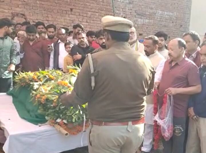 Umesh Pal Murder case martyr constable raghvendra cremated with state honors ann Umesh Pal Murder: शहीद गनर राघवेंद्र का राजकीय सम्मान के साथ अंतिम संस्कार, 5 मई को होने वाली थी शादी