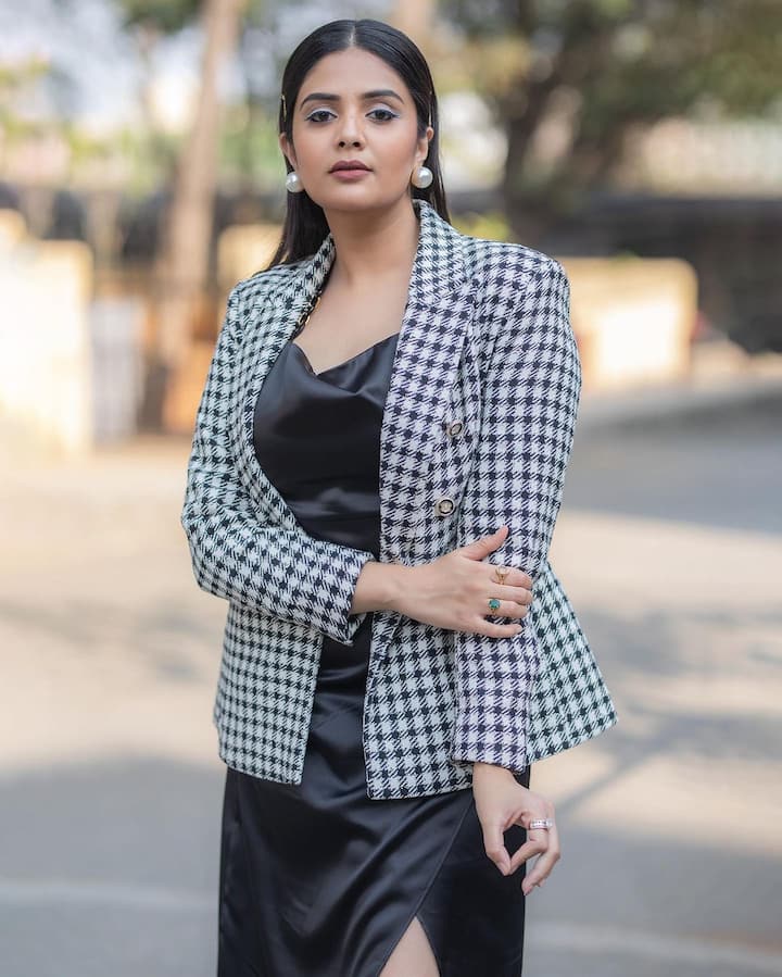 రోజుకో స్టైల్ లో ఫోటోస్ దిగి సోషల్ మీడియాలోని ప్రేక్షకులని అలరిస్తుంది.   Image Credit: Sreemukhi/ Instagram