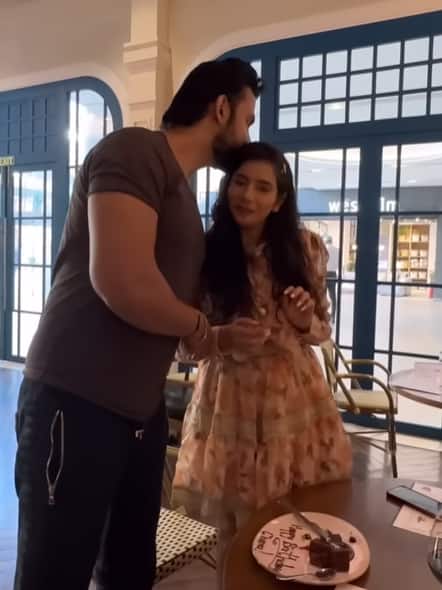 पत्नी संग रोमांटिक हुए राजीव, चारू को किया KISS