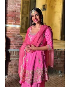 Neha Malik Desi Look: बिकिनी छोड़ देसी लुक में कहर ढहाती नजर आईं नेहा मलिक, किलर स्माइल से लूटा फैंस का दिल