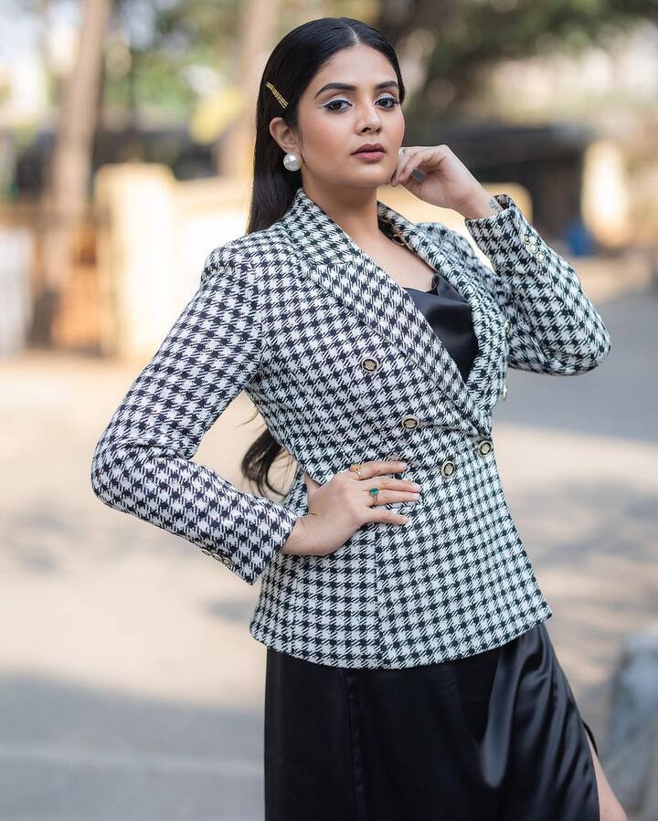 చిలిపి అల్లరి, సరదా పంచ్ లు వేసి అందరినీ నవ్వించేస్తుంది యాంకర్ శ్రీముఖి.   Image Credit: Sreemukhi/ Instagram