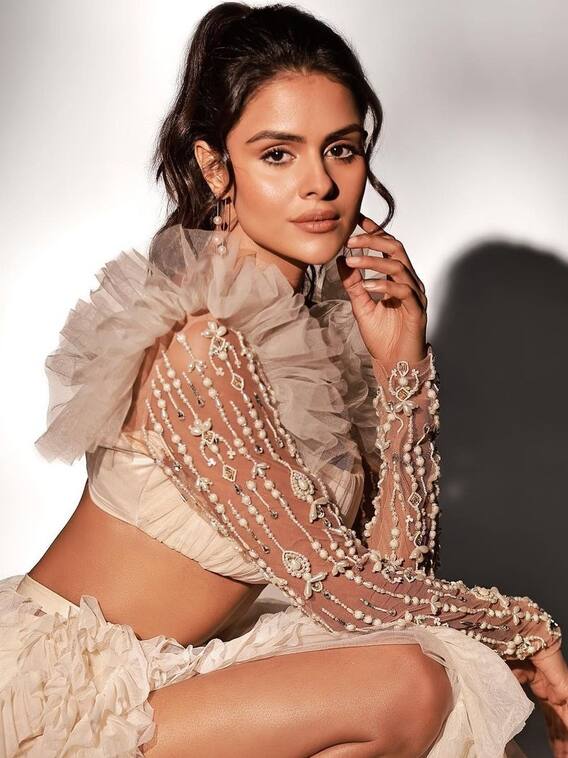 व्हाइट स्कर्ट क्रॉप टॉप पहन प्रियंका चौधरी ने गिराई बिजली