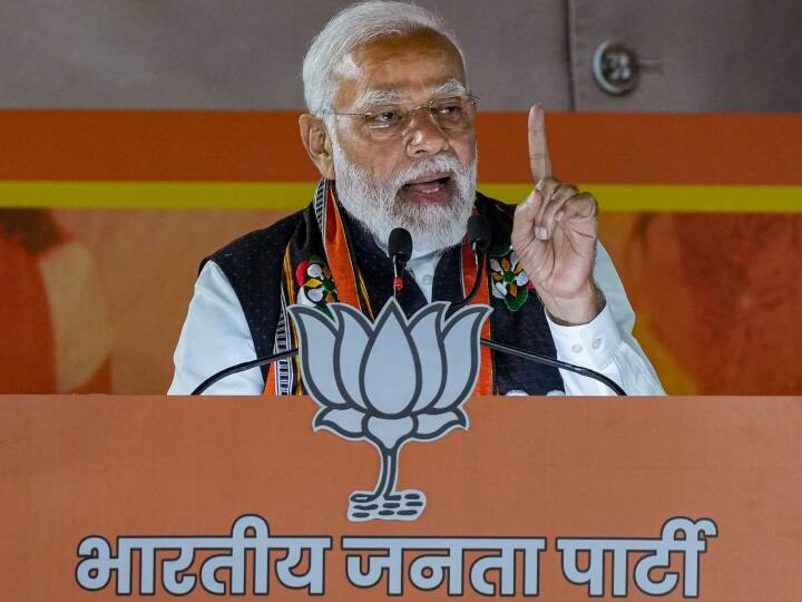 त्रिपुरा, नगालैंड और मेघालय विधानसभा चुनाव में बीजेपी के प्रदर्शन पर बधाई देने के लिए यहां बीजेपी मुख्यालय में आयोजित समारोह में पार्टी कार्यकर्ताओं को संबोधित करते हुए मोदी ने कहा कि चुनाव परिणाम देश और दुनिया के सामने भारत के लोकतंत्र तथा लोकतांत्रिक संस्थाओं में लोगों की आस्था को प्रदर्शित करते हैं.(फोटो-PTI)