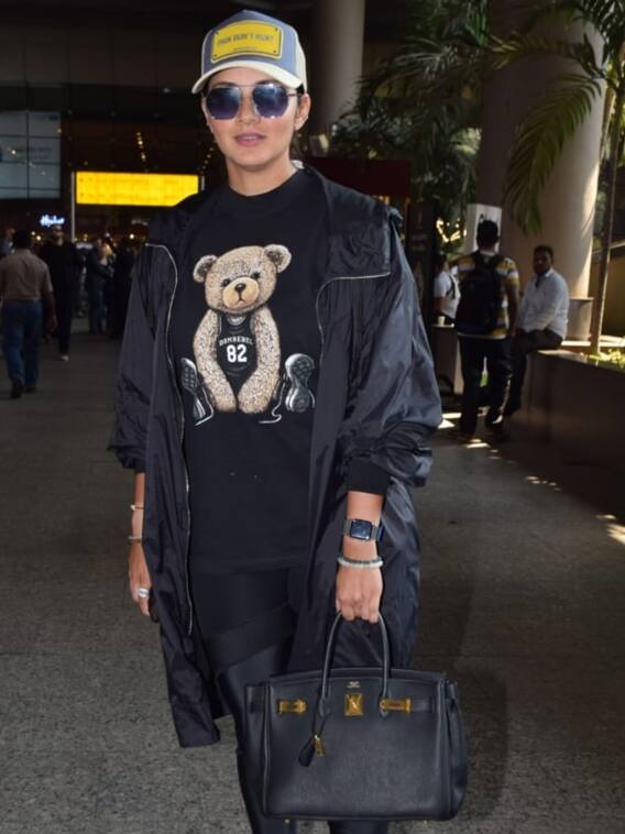 एयरपोर्ट पर फंकी लुक में स्पॉट हुईं सानिया मिर्जा