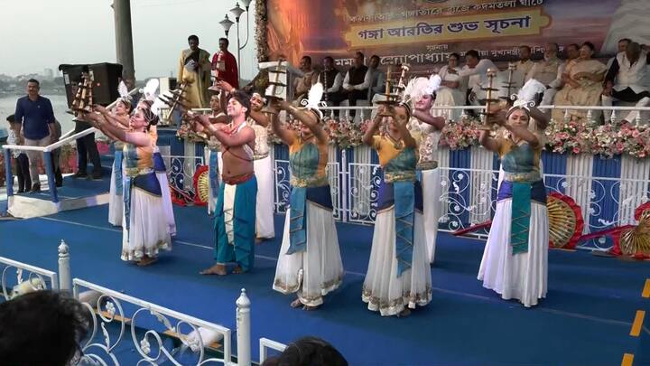 কলকাতা পুরসভার উদ্য়োগে এই 'আরতি বন্দনা' চলবে বছরভর। সঙ্গে গঙ্গার দুই পাড়ে রয়েছে আলোর খেলা।