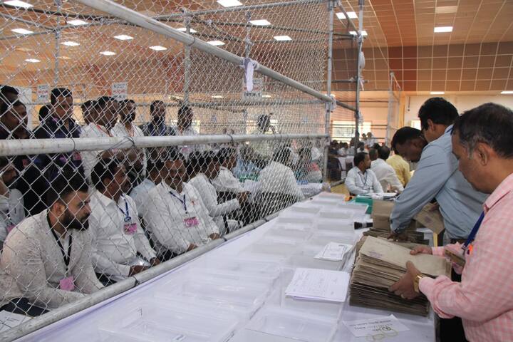 भाजप उमेदवाराच्या प्रचारासाठी केंद्रीय मंत्र्यांपासून ते राज्याचे मुख्यमंत्री, उपमुख्यमंत्री प्रचारात उतरले होते. तर, दुसरीकडे महाविकास आघाडीच्या अनेक दिग्गज नेत्यांनी प्रचारात सहभाग घेतला होता.