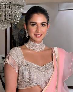 Radhika Merchant Photos: पेस्टल साड़ी, पिंक पर्स और चोकर नेकपीस में बेहद खूबसूरत दिखीं राधिका मर्चेंट, तस्वीरों पर टिकीं लोगों की निगाहें