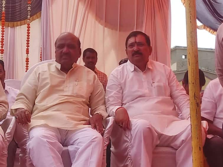 Kolhapur News for mla k p patil meets to shivsena mp sanjay raut in kolhapur Kolhapur News :  कोल्हापुरात मेहुणे पाहुण्यांचा अंदाज लागेना; आता के पी पाटील संजय राऊतांच्या भेटीला!