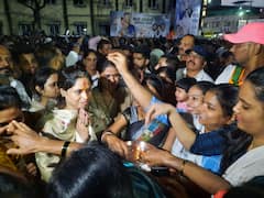 Ashwini jagtap : एकीकडे विजयाचा जल्लोश अन् दुसरीकडे लक्ष्मण जगतापांची उणीव; पाणावलेल्या डोळ्यांनी अश्विनी जगताप जल्लोषात सहभागी