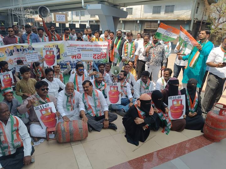 Congress Protest: घरगुती गॅस सिलिंडरमागे 50 रुपये आणि व्यावसायिक सिलिंडरमागे 350 रुपयांनी महागले म्हणून, काँग्रेसचं आंदोलन.