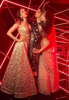 काले लहंगे में सहेली की शादी में बलखाई ईशा अंबानी, अंबानी की बेटी को देख उछल पड़े लोगों के दिल