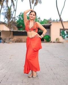 साड़ी हो या शॉर्ट ड्रेस हर आउटफिट में गॉर्जियस दिखती हैं टीवी की छोटी बहू, आप भी लीजिए इंस्पिरेशन