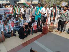 Photo: महागाई विरोधात छ. संभाजीनगरमध्ये काँग्रेसचं आंदोलन; रस्त्यावर मांडली चूल