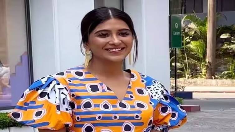 nimrit-kaur-ahluwalia-brutally-trolled-for-her-short-dress-as-she-spotted-in-mumbai Nimrit Kaur: ਅਦਾਕਾਰਾ ਨਿਮਰਤ ਕੌਰ ਆਹਲੂਵਾਲੀਆ ਸੜਕ 'ਤੇ ਅਜਿਹੀ ਡਰੈੱਸ ਪਹਿਨ ਕੇ ਨਿਕਲੀ, ਲੋਕਾਂ ਨੇ ਬੁਰੀ ਤਰ੍ਹਾਂ ਕੀਤਾ ਟਰੋਲ