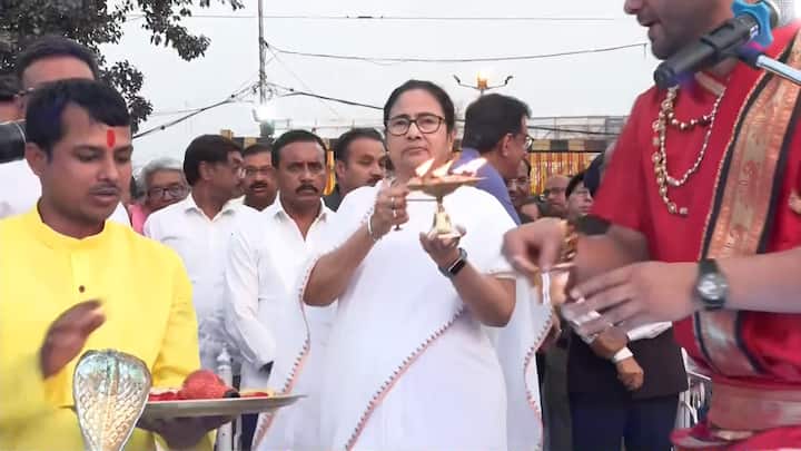 গঙ্গার ওপর হয় সাংস্কৃতিক অনুষ্ঠান। তারপরই 'আরতি বন্দনা'-র উদ্বোধন করেন মমতা বন্দ্যোপাধ্যায়।