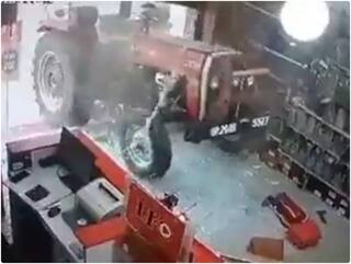 Video: अपने आप स्टार्ट होने के बाद ट्रैक्टर ने मचाई तबाही, यूजर्स ने हादसे को बताया भूतिया