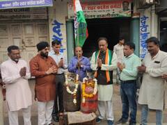 इंदौर: रसोई गैस के दाम में बढ़ोतरी का कांग्रेस ने किया विरोध, सिलेंडर पर माला चढ़ाकर ऐसे दी 'श्रद्धांजलि'