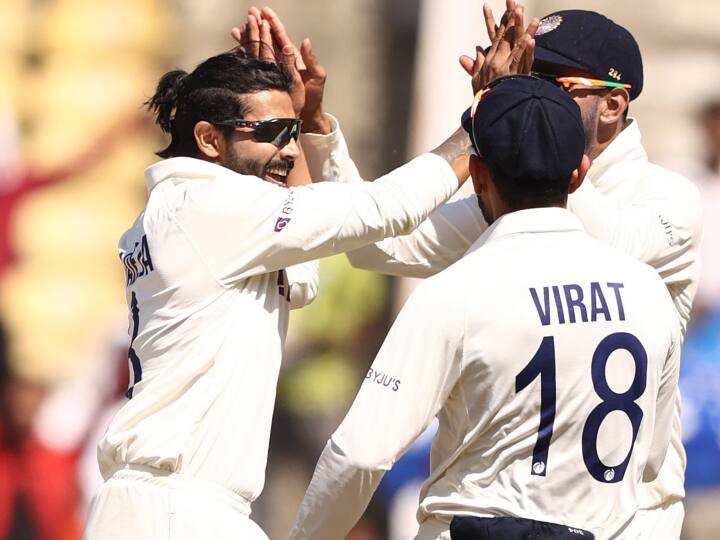 ऑस्ट्रेलियाई टीम की पहली पारी के दौरान जडेजा ने जहां शुरुआती 4 बल्लेबाजों को पवेलियन भेजा था, तो वहीं अश्विन और उमेश यादव ने मिलकर अंतिम 6 खिलाड़ियों को पवेलियन भेजने का काम किया था. ऐसे में तीसरे दिन जब कंगारू टीम लक्ष्य का पीछा करने उतरेगी तो इन तीनों को फिर से शानदार गेंदबाजी प्रदर्शन करना होगा. (फोटो सोर्स – सोशल मीडिया)