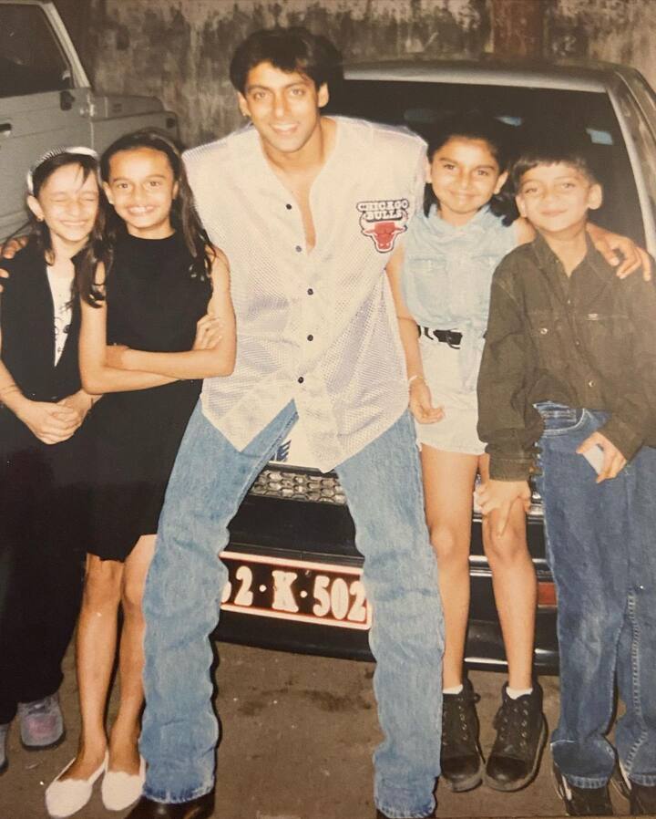 सोशल मीडिया पर सलमान की ये थ्रोबैक तस्वीर काफी वायरल हो रही है. अगर आपने इन्हें नहीं पहचाना तो आपको हिंट देते हैं कि ये बच्चा इन दिनों सलमान की हीरोइन सोनाक्षी सिन्हा के साथ अफेयर को लेकर भी चर्चा में रहते हैं.