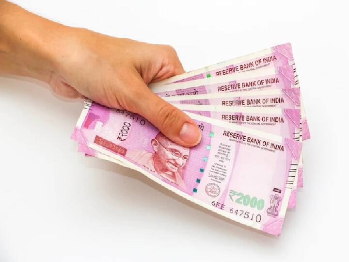 अगर आप ज्यादा प्रीमियम वाले एलआईसी पॉलिसी पर भी टैक्स छूट पाना चाहते हैं तो 31 मार्च, 2023 तक की खरीदी गई पॉलिसी पर ही यह छूट प्राप्त कर सकते हैं. 1 अप्रैल से इस छूट का लाभ लोगों को नहीं मिलेगा. (PC: Freepik)