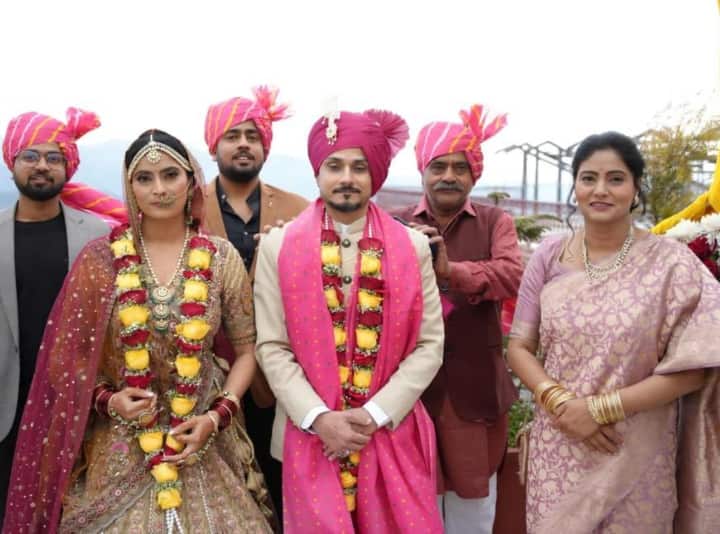 UP News: केंद्रीय मंत्री अनुप्रिया पटेल की सबसे छोटी बहन अमन पटेल की शादी हो गई है. अमन पटेल ने हिमाचल की खूबसूरत वादियों में समीर के साथ शादी के सात फेरे लिए. जिसकी तस्वीरें भी सामने आई हैं.