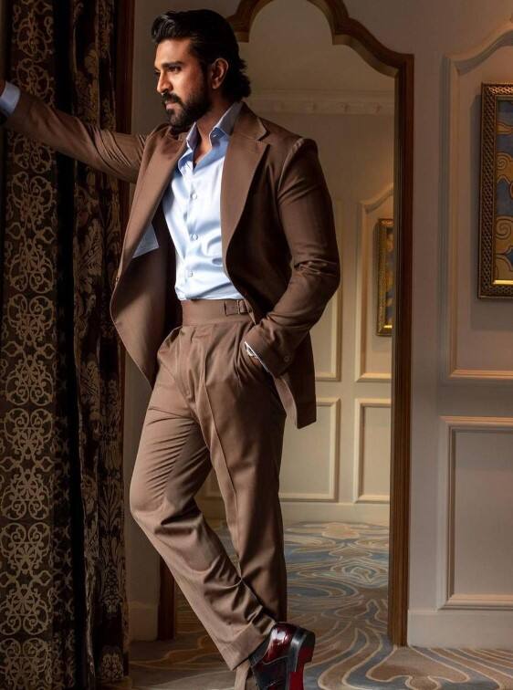 राम चरण इन दिनों अपनी फिल्म आरआरआर की ग्लोबली सक्सेस एंजॉय कर रहे हैं. वह ऑस्कर 2023 के लिए अमेरिका में हैं क्योंकि फिल्म के सॉन्ग ‘नाटू-नाटू’ को ऑस्कर में नॉमिनेट किया गया है. वह कई अमेरिकी शोज में भी नजर आ रहे हैं. केटीएलए एंटरटेनमेंट के साथ इंटरव्यू के दौरान होस्ट ने उन्हें भारत के ब्रैड पिट के रूप में रेफर किया था.