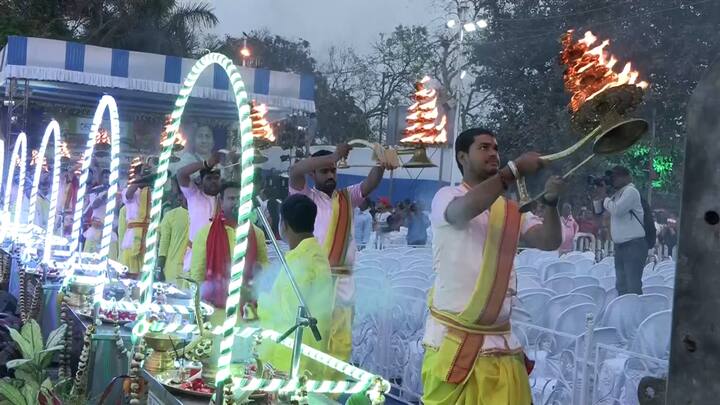 কলকাতা পুরসভার উদ্য়োগে এই 'আরতি বন্দনা' চলবে বছরভর। গঙ্গা আরতি করেন ১১ জন পুরোহিত। গঙ্গার দুই পাড়ে রয়েছে আলোর খেলার ব্যবস্থা।