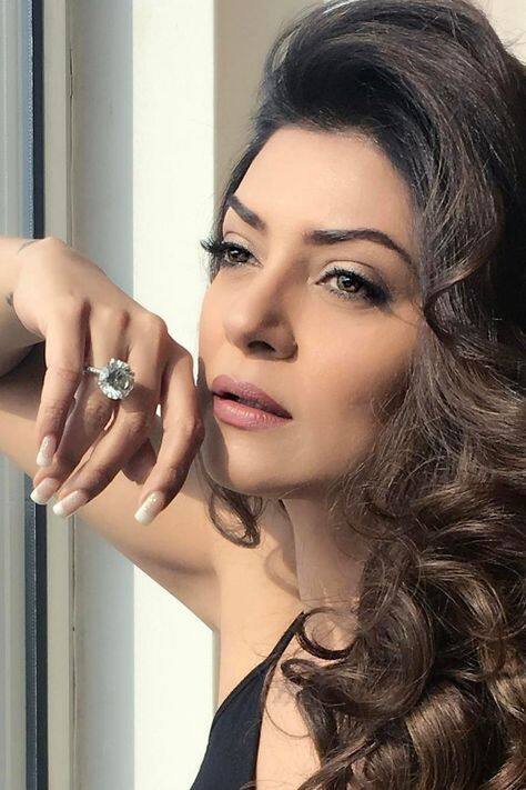 ਬਾਲੀਵੁੱਡ ਦੀ ਮਸ਼ਹੂਰ ਅਦਾਕਾਰਾ ਸੁਸ਼ਮਿਤਾ ਸੇਨ ਕਿਸੇ ਵੱਖਰੀ ਪਛਾਣ ਦੀ ਮੋਹਤਾਜ ਨਹੀਂ ਹੈ। ਜੇਕਰ ਹਿੰਦੀ ਸਿਨੇਮਾ ਦੀ ਦਿੱਗਜ ਅਭਿਨੇਤਰੀ ਦੀ ਗੱਲ ਕਰੀਏ ਤਾਂ ਸੁਸ਼ਮਿਤਾ ਸੇਨ ਦਾ ਨਾਂ ਜ਼ਰੂਰ ਇਸ 'ਚ ਸ਼ਾਮਲ ਹੈ।