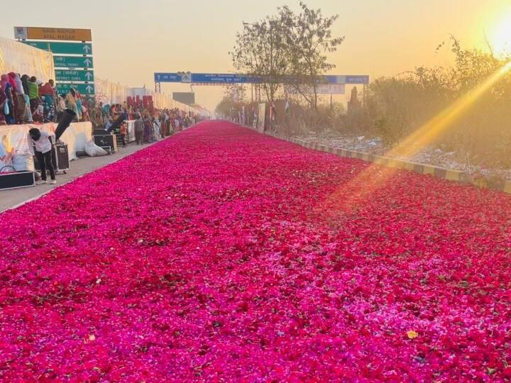 Raipur congress welcomes priyanka gandhi decorating roads red roses gulal BJP protested ann Chhattisgarh Politics: प्रियंका गांधी के स्वागत के लिए सड़क पर बिछाए गुलाब के फूलों से बनेगी गुलाल, BJP बोली- 'सनातन धर्म का अपमान है..'